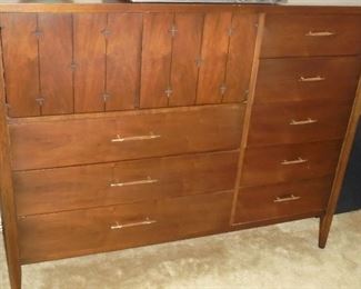 Matching mid century Broyhill chest of drawers w/8 drawers