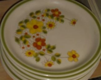 8 Stoneware plates - Spring Collection