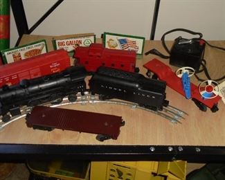 Vintage Lionel train - 6 cars w/transformer but no track and original box 