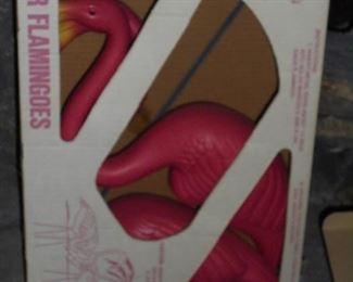 1 pair of pink flamingos in box
