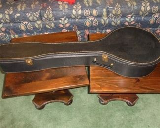 5 string banjo  ( 1 string missing) w/hard case