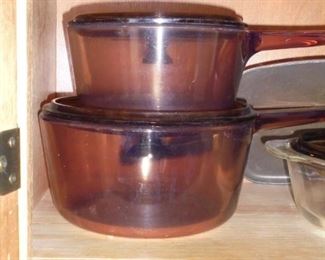 2 amber Corning ware pots w/lids