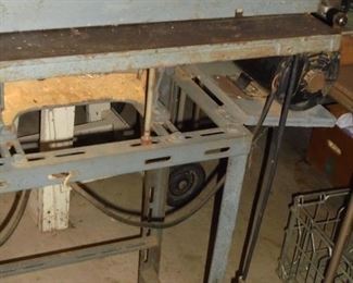 Table Saw on metal stand w/guide