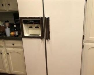 GE Americana 23.5 cu ft Side by Side Fridge Freezer