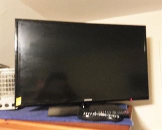 Samsung TV.  32" Flat screen TV. Bristol, CT local buyers take note!  Pick up at the estate will be schedule after the auction date.  Great buying opportunity for local CT buyers! (f/b)
