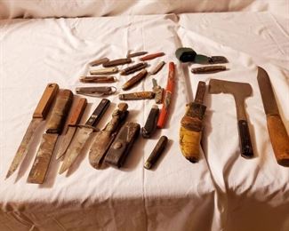 26 Antique hunting and fishing knives, pocket knives, and hatchets.
