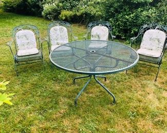 Garden Patio Green set. Table verdi green color iron set with four chairs and a round table.