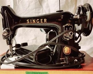Vintage Singer Manufacturing Co. Sewing Machine in excellent condition, with the Singer storage case.