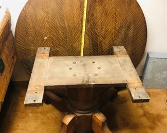 Oak round table, measures approx. 45 inches dia.