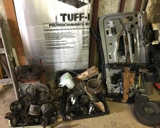 Estate auto parts, door, etc. being sold as found at the estate. Local Connecticut area buyers: Would prefer to have picked up in person by buyer or representative.  Pick up date to be scheduled after auction.  This is a life and bulkhead for removal of large items.  Sat-Lot #188