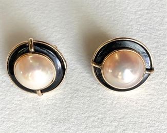 14kt gold Mabel (14mm) genuine pearl with solid Black Onyx earrings.  French/Omega backs with post.(ce) - Sun Lot #10
