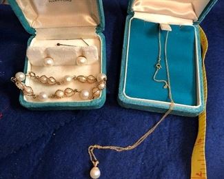 14kt Gold Estate pearl set from Savitt Jewelry in Hartford, CT. - Sun Lot #48A