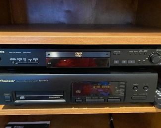 Panasonic dvd/cd player DVD-RV22
Pioneer multi compact disc player PD-M426