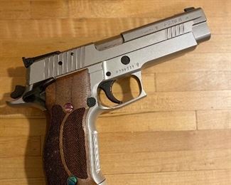 Sig Sauer P2265 9mm w/2 clips