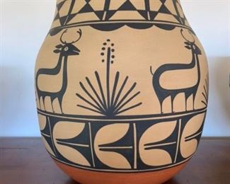 $895 Vidal Aguilar (Santo Domingo) monumental 17" olla