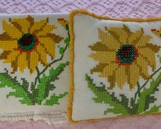 CLEARANCE !  $4.00 NOW, WAS $12.00..................2 Sunflower Pillows (P806)