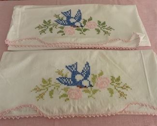 REDUCED!  $9.00 NOW, WAS $12.00..................Vintage Embroidered Pillow Cases (P687)
