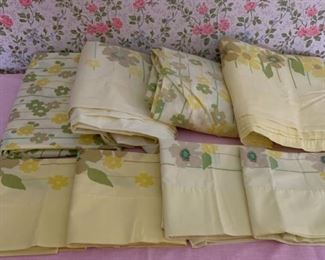 CLEARANCE !  $3.00 NOW, WAS $12.00..................Full Size Sheets and Pillow Cases (P676)
