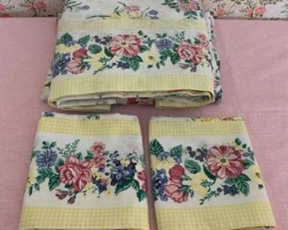 CLEARANCE !  $4.00 NOW, WAS $12.00..................Full Size Sheets and Pillow Cases (P674)