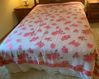 REDUCED!  $15.00 NOW, WAS $20.00..................Queen Floral Rose Blanket (P464)