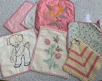 CLEARANCE !  $4.00 NOW, WAS $14.00..................Vintage Hand Embroidered Hotpads (P351)