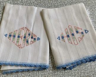 CLEARANCE !  $4.00 NOW, WAS $12.00..................Vintage Hand Embroidered Towels (P354)