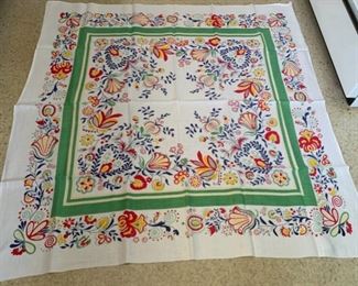 CLEARANCE !  $8.00 NOW, WAS $26.00..................Vintage Tablecloth (P356)