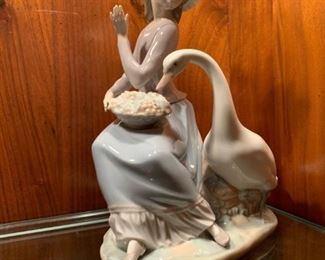 LLADRO Figurine #5034 SIGNED Goose Trying to Eat