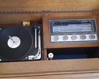 Vintage solid state Sylvania stereo dual turntable 1010