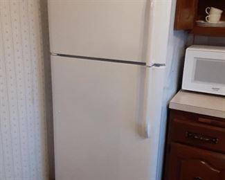 4 year old Frigidaire refrigerator freezer $125