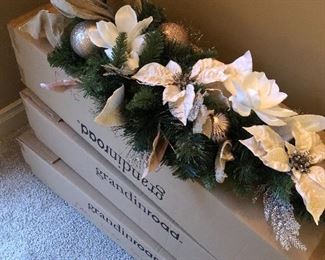 GRADIN ROAD HOLIDAY FLORAL