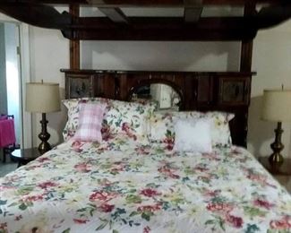 King-size mirrored canopy bed