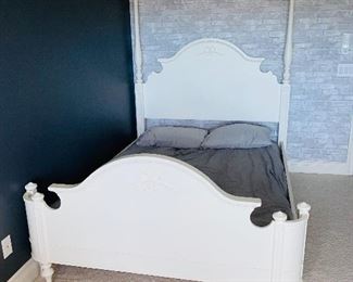 $1,200 BETSY CAMERON STORY BOOK COLLECTION LEXINGTON WHITE QUEEN BEDROOM SET
RETAIL $4500 
WHITE 5 DRAWER DRESSER 
36”L x 19”D x 52”H
VANITY
53”L x 18.5”D x 70”H
ONE NIGHTSTAND
26.5”L x 18”W x 26”H
FOUR POST BED
91”L x 63”W x 81”H
