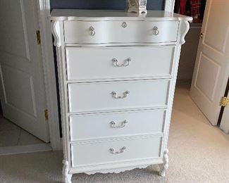 $1,200 BETSY CAMERON STORY BOOK COLLECTION LEXINGTON WHITE QUEEN BEDROOM SET
RETAIL $4500 
WHITE 5 DRAWER DRESSER 
36”L x 19”D x 52”H
VANITY
53”L x 18.5”D x 70”H
ONE NIGHTSTAND
26.5”L x 18”W x 26”H
FOUR POST BED
91”L x 63”W x 81”H