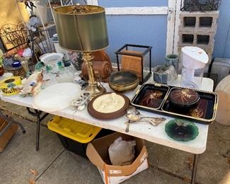 Misc decorative items including a Stiffel Lamp, 