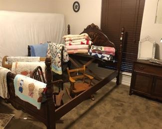 Vintage bed & quilts, 2 quilt racks