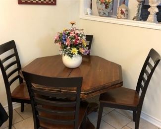 Kitchen table w/4 chairs