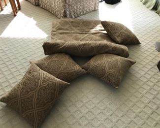 Comforter & pillows Estimate $500