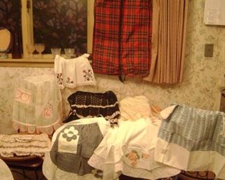 A FEW NICE VINTAGE APRONS AND RED PLAID SUIT CLOTHING BAG