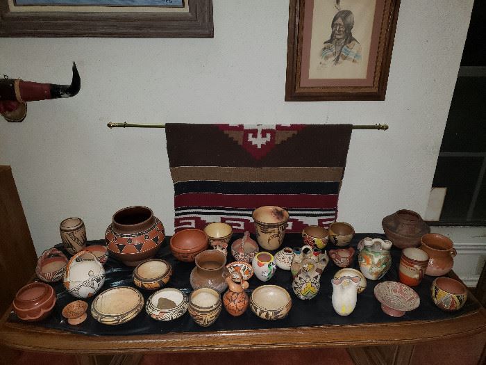 Various collectible pottery 