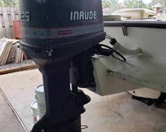 Mako 230 Boat EVINRUDE VRO 225 Motor with Clear Title and trailer, Boat 1991 26 ft Mako 230 Evinrude 225 V6 VRO motor, sleeper cabin, walk around deck, outriggers, transit controls, 2- 6 ft fish boxes, 350 running hours on it, galvanized trailer with breaking system.  Engine needs flywheel and stator 1,200. quoted fix with parts and labor.