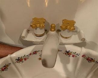 UP CLOSE VIEW OF THE ONE PIECE WORKING FAUCET