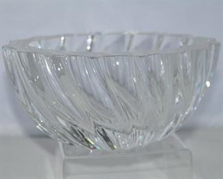 HEAVY UNSIGNED CRYSTAL OVAL SWIRL 8" BOWL (VERY SLIGHT CHIP ON ONE SWIRL TOP). OUR PRICE $25.00