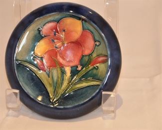 PRICE REDUCED!!  VINTAGE RIMMED AFRICAN LILY MOORCROFT COBALT TRINKET DISH, 4" X 1.5"  OUR PRICE $60.00
