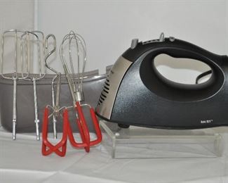HAMILTON BEACH HAND MIXER WITH BOWL REST AND SNAP ON CASE. OUR PRICE $20.00