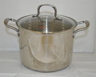 SALT 8 QUART POT WITH STEAMING BASKET INSERT. OUR PRICE $20.00