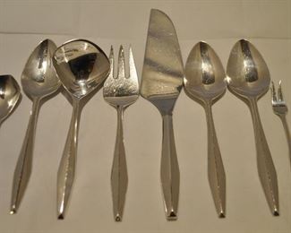 MATCHING REED AND BARTON "DIAMOND" MID CENTURY STERLING SILVER 8 SERVING PIECES INCLUDED WITH THE FLATWARE SET. TOTAL SET PRICE $3500.00. TOTAL WEIGHT 475g.