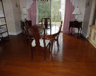 Dining table with 4 chairs & 2 leaves