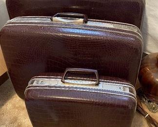 EUC suitcase set