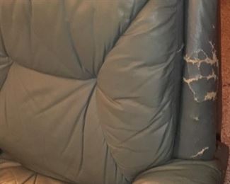 LEATHER RECLINER/MASSAGE CHAIR